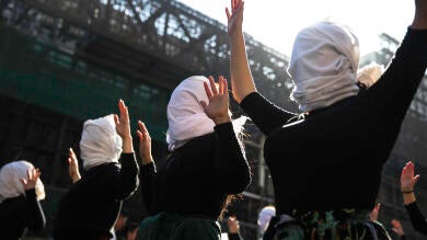 <p>Decenas de miles de mujeres reivindican sus derechos con masivas manifestaciones en Chile</p>