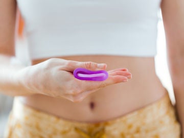 Usando copa menstrual