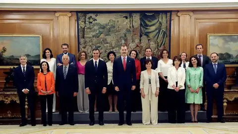 Los nuevos ministros, acompañados del Rey Felipe VI Los nuevos ministros, acompañados del Rey Felipe VI