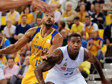 Eulis Báez y Trey Thompkins pelean por un rebote Eulis Báez y Trey Thompkins pelean por un rebote