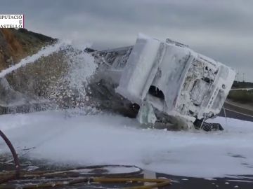 Levantan la cuba del camión volcado en Barracas y habilitan desvíos en A-23