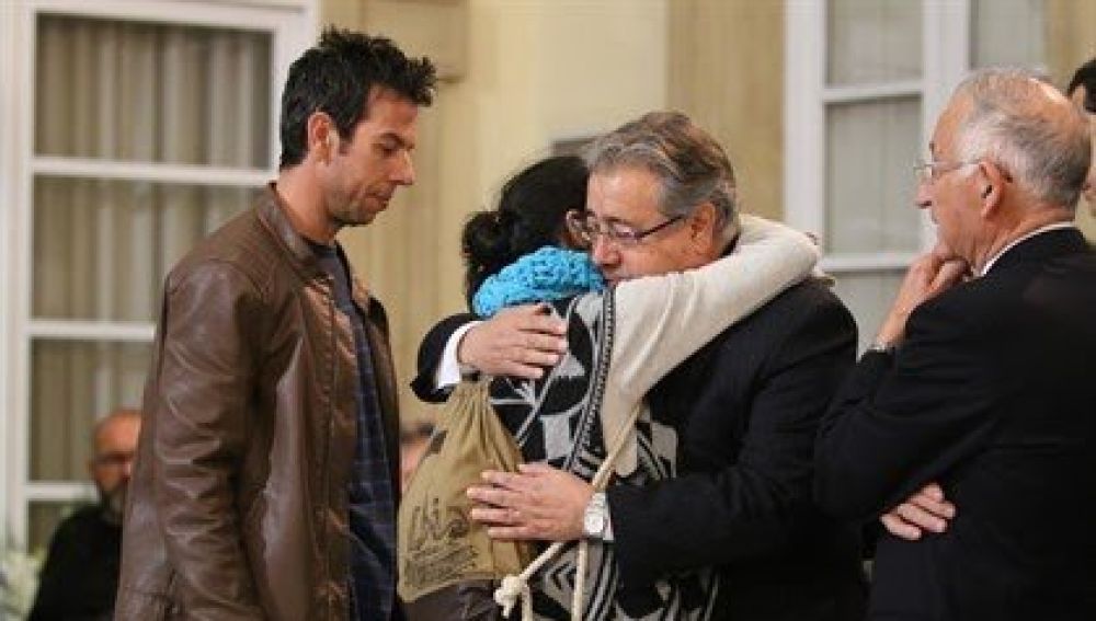 Zoido abrazando a los padres de Gabriel