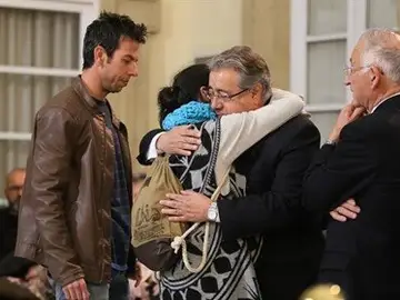 Zoido abrazando a los padres de Gabriel Zoido abrazando a los padres de Gabriel