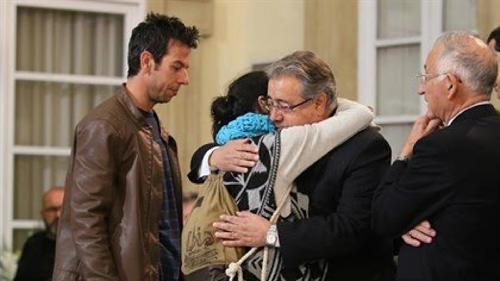 Zoido abrazando a los padres de Gabriel Zoido abrazando a los padres de Gabriel