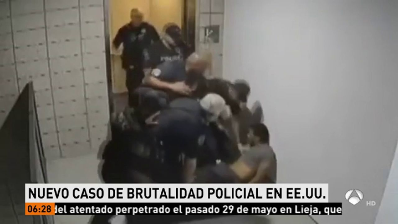 Nuevo Caso De Brutalidad Policial En EEUU Seis Agentes Golpean