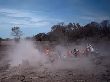 Rescatistas continúan las labores de búsqueda Rescatistas continúan las labores de búsqueda