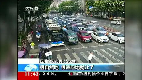 Un anciano bloquea una carretera de diez carriles al intentar cruzarla Un anciano bloquea una carretera de diez carriles al intentar cruzarla