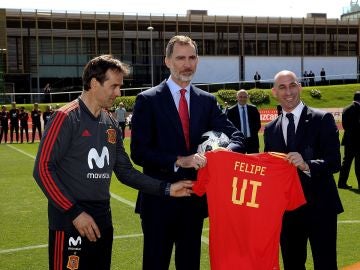 Lopetegui, Felipe VI y Luis Rubiales posan con la camiseta del monarca