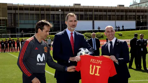 Lopetegui, Felipe VI y Luis Rubiales posan con la camiseta del monarca Lopetegui, Felipe VI y Luis Rubiales posan con la camiseta del monarca