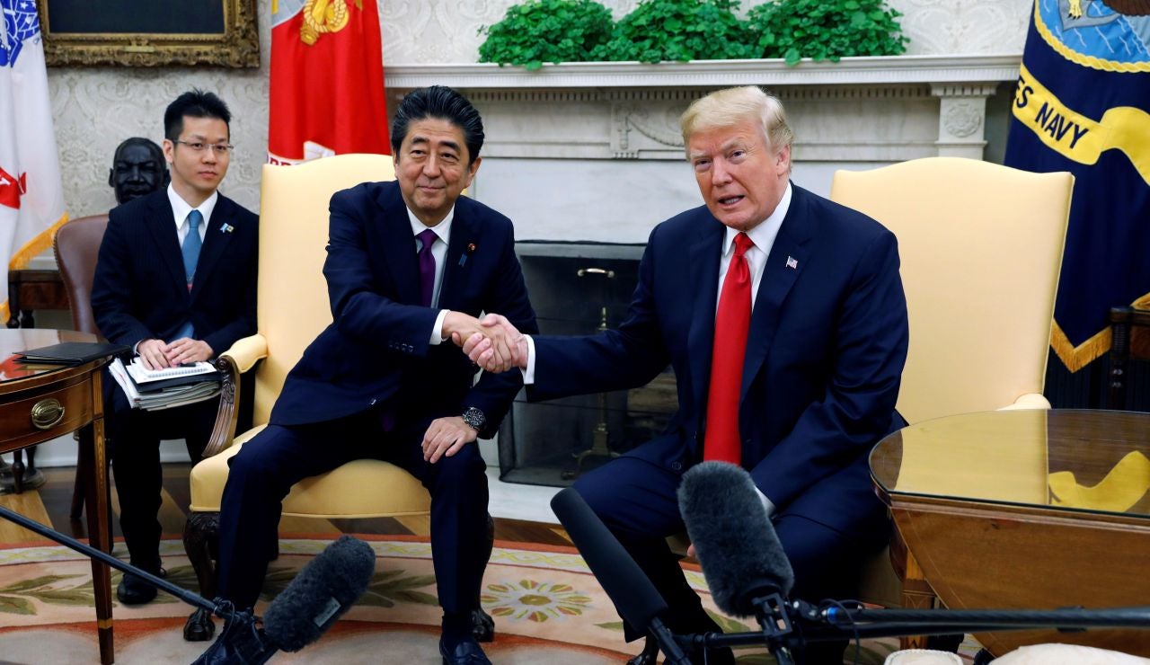 El presidente estadounidense, Donald Trump, estrecha la mano del primer ministro japonés, Shinzo Abe El presidente estadounidense, Donald Trump, estrecha la mano del primer ministro japonés, Shinzo Abe