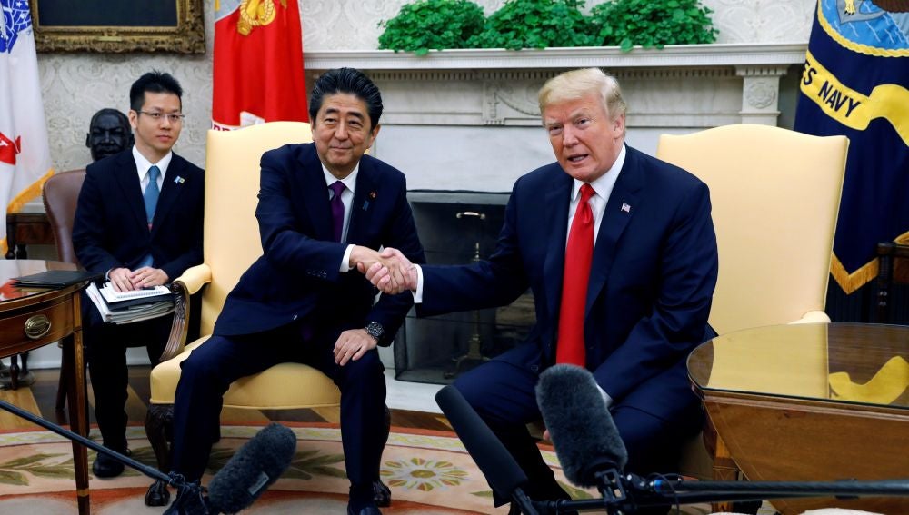 El presidente estadounidense, Donald Trump, estrecha la mano del primer ministro japonés, Shinzo Abe