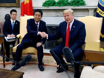 El presidente estadounidense, Donald Trump, estrecha la mano del primer ministro japonés, Shinzo Abe El presidente estadounidense, Donald Trump, estrecha la mano del primer ministro japonés, Shinzo Abe
