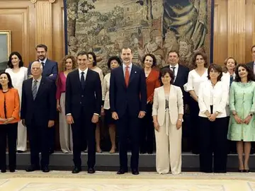 Los ministros de Sánchez antena el Rey Los ministros de Sánchez antena el Rey