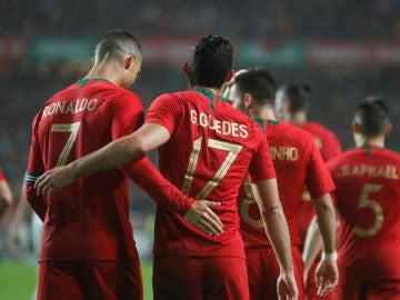 Guedes y Cristiano celebran un gol ante Argelia