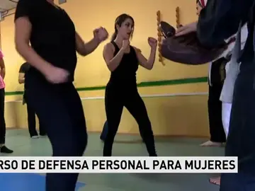 Policías imparten un curso de defensa personal para mujeres Policías imparten un curso de defensa personal para mujeres