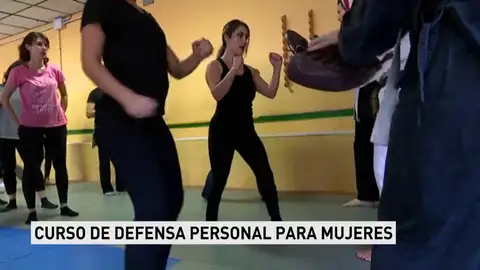 Policías imparten un curso de defensa personal para mujeres Policías imparten un curso de defensa personal para mujeres
