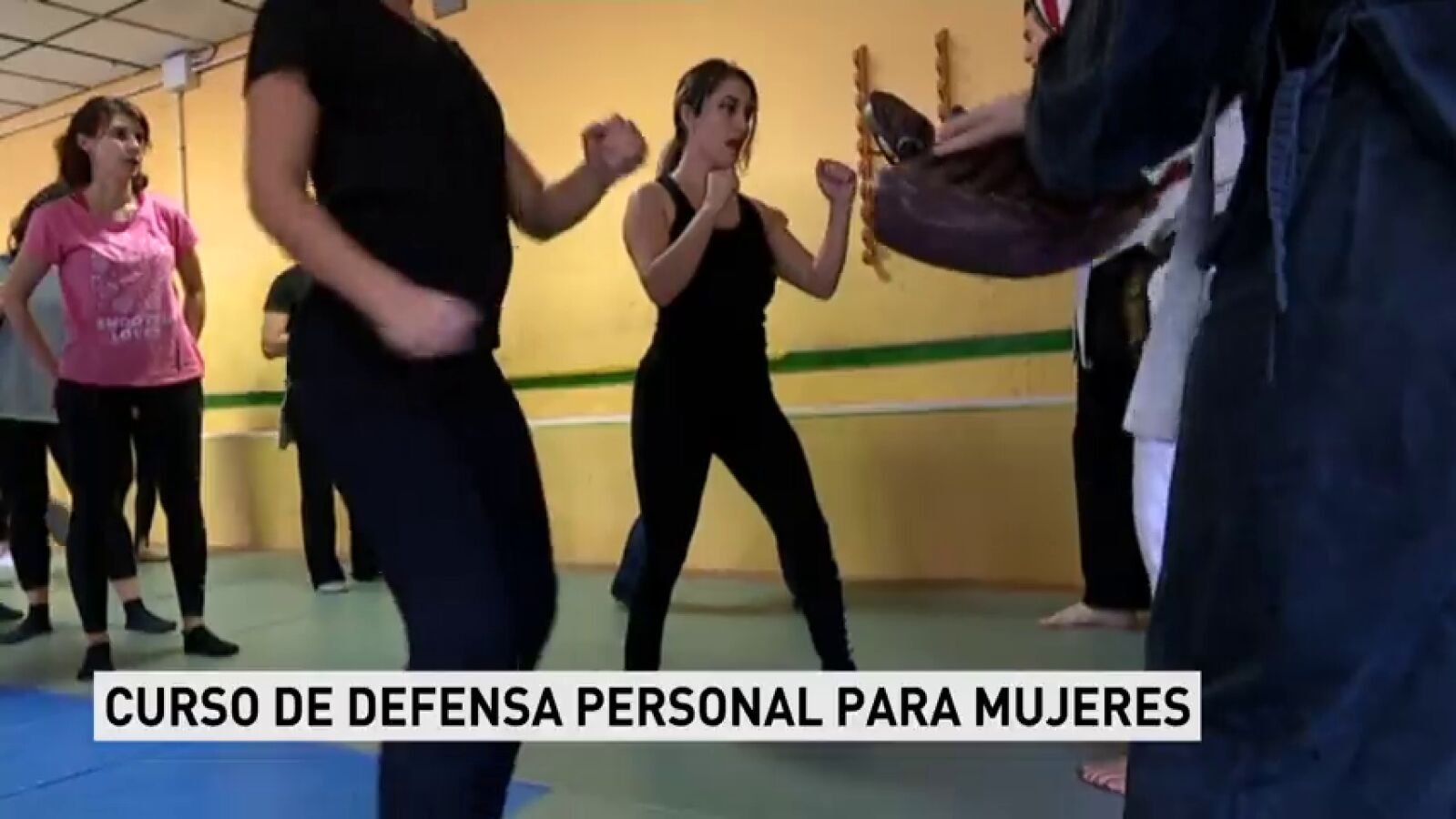 Policías españoles imparten un curso de defensa personal para mujeres 