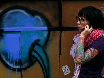 Mujer hablando por teléfono