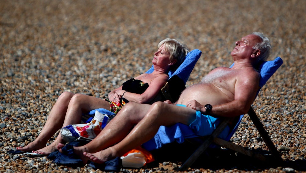 Personas tomando el sol