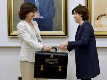 Calvo recibe la cartera de la exvicepresidenta Sáenz de Santamaría Calvo recibe la cartera de la exvicepresidenta Sáenz de Santamaría