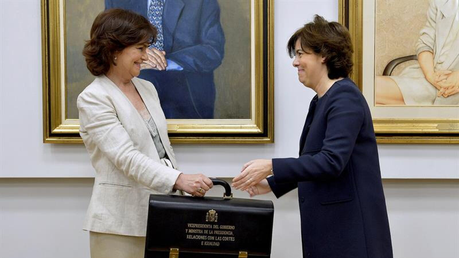 Los nuevos ministros de Pedro Sánchez reciben las carteras de sus antecesores