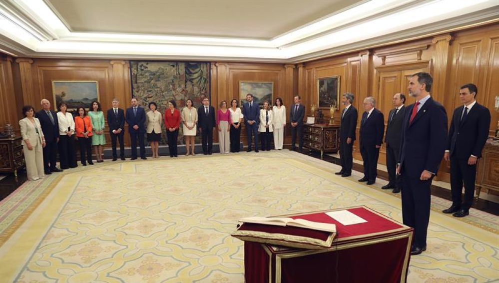 Los ministros de Sánchez prometen su cargo ante el Rey