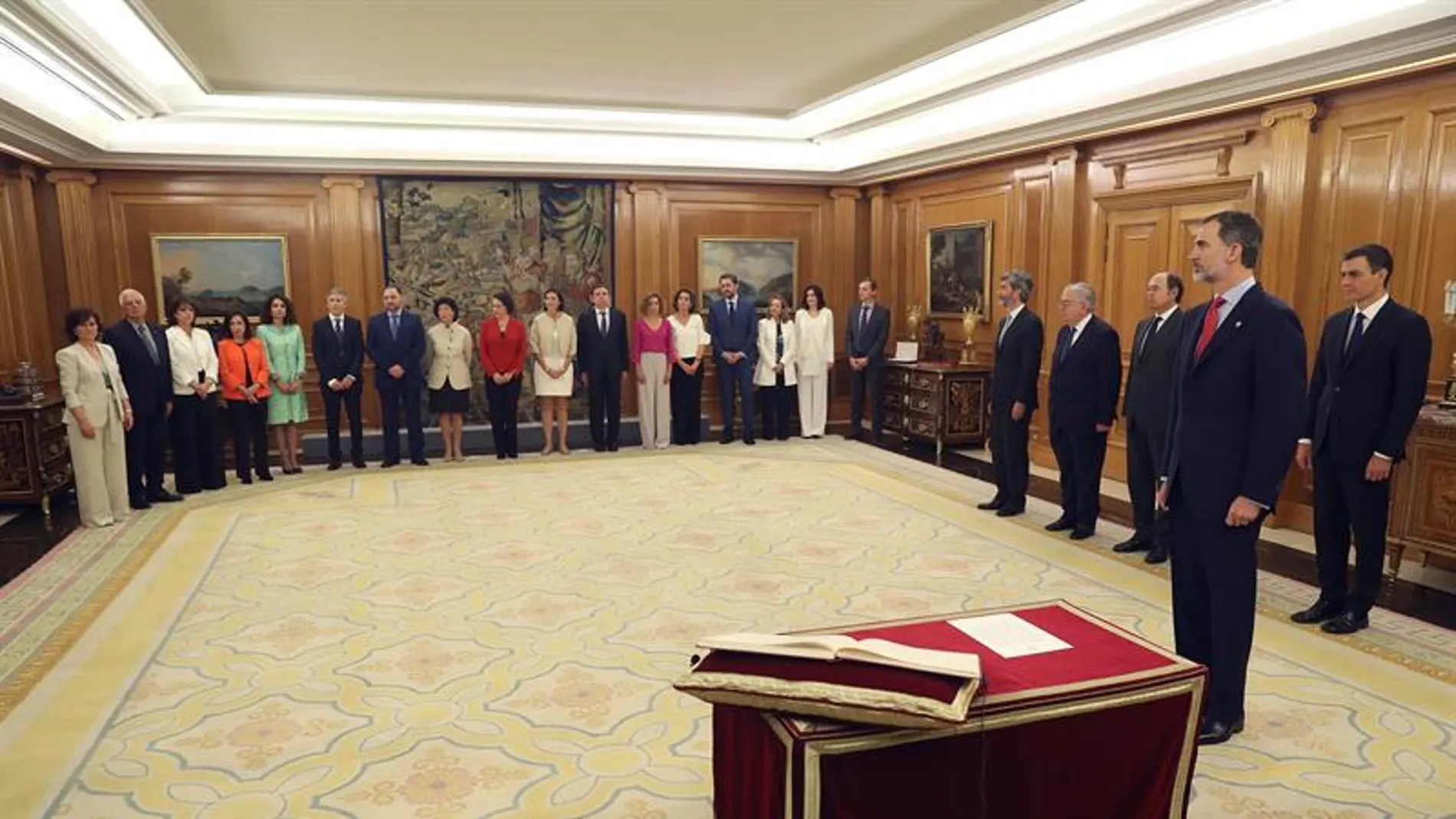 Los ministros de Sánchez prometen su cargo ante el Rey