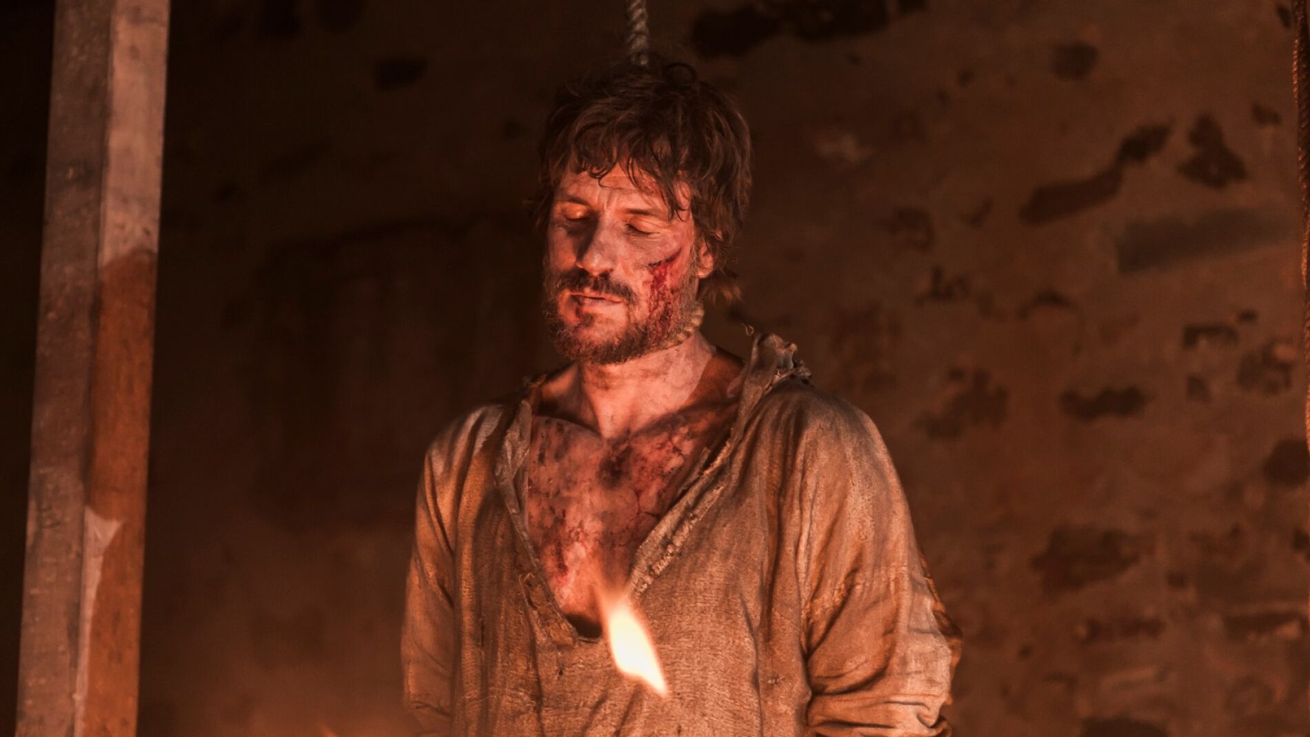 Arnau quema el cuerpo de su padre, narrado por Trist&aacute;n Ulloa