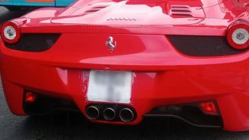 Ferrari con matrícula de papel