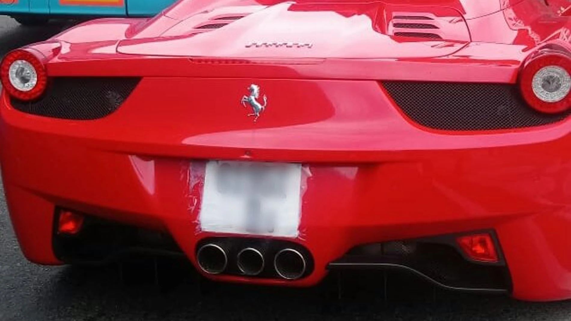 Ferrari con matrícula de papel Ferrari con matrícula de papel