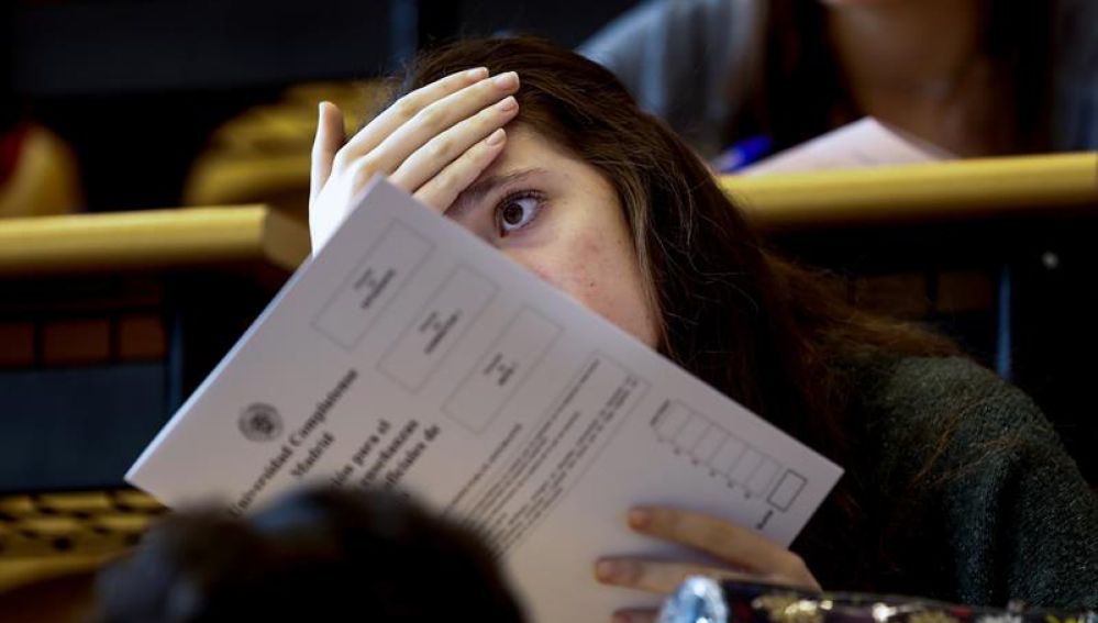 Una estudiante espera para realizar los exámenes de Selectividad