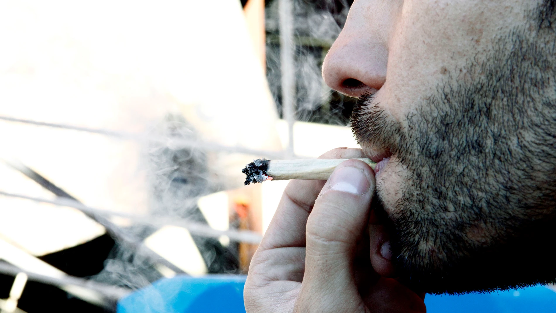 Imagen de archivo de un hombre fumando marihuana Imagen de archivo de un hombre fumando marihuana