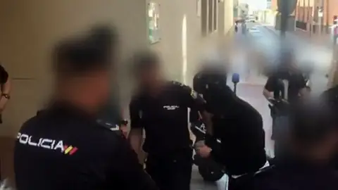 Declaran los dos policías locales detenidos por la agresión sexual a una joven de Estepona Declaran los dos policías locales detenidos por la agresión sexual a una joven de Estepona