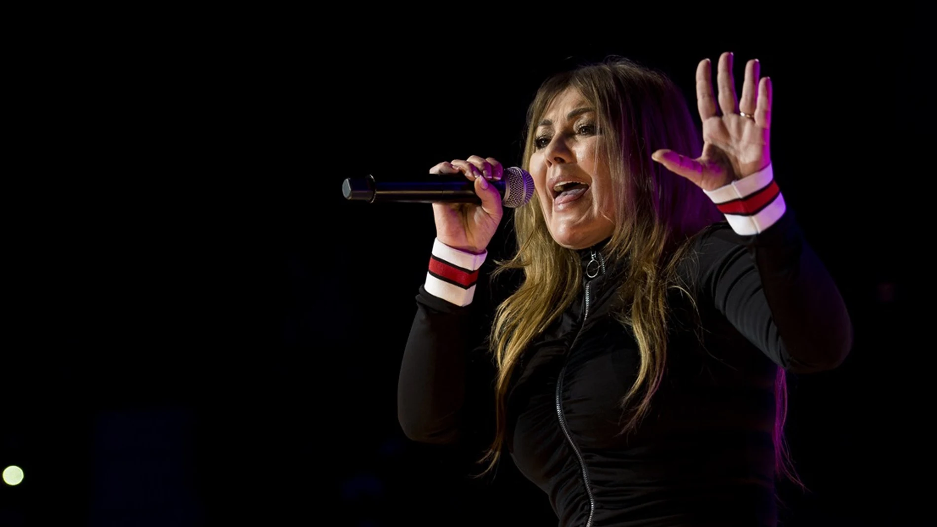 Amaia Montero durante su polémico concierto en Piélagos, Cantabria