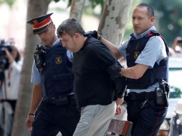 Mossos d'esquadra custodian al detenido en relación con el asesinato de una niña de 13 años en Vilanova i la Geltrú 