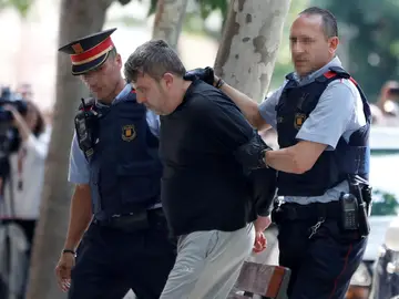 Mossos d'esquadra custodian al detenido en relación con el asesinato de una niña de 13 años en Vilanova i la Geltrú Mossos d'esquadra custodian al detenido en relación con el asesinato de una niña de 13 años en Vilanova i la Geltrú