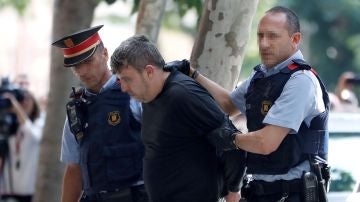 Mossos d'esquadra custodian al detenido en relación con el asesinato de una niña de 13 años en Vilanova i la Geltrú 