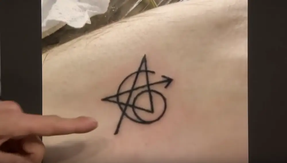 Jeremy Renner explicando el tatuaje de los Vengadores