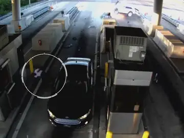 Una persona sale despedida tras impactar contra un peaje Una persona sale despedida tras impactar contra un peaje