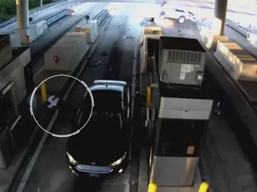 Una persona sale despedida tras impactar contra un peaje Una persona sale despedida tras impactar contra un peaje