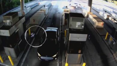 Una persona sale despedida tras impactar contra un peaje en Florida