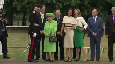 Meghan acompaña por primera vez a la reina Isabel II en una visita oficial