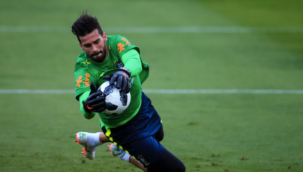Alisson entrena con la selección brasileña