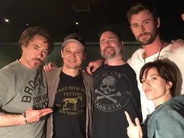 Los Vengadores tras hacerse su tatuaje Los Vengadores tras hacerse su tatuaje