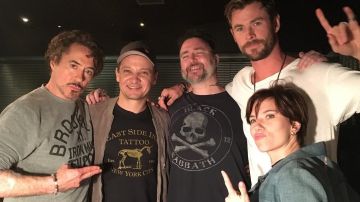 Los Vengadores tras hacerse su tatuaje