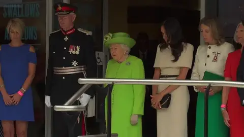 Meghan acompaña por primera vez a la reina Isabel II en una visita oficial Meghan acompaña por primera vez a la reina Isabel II en una visita oficial