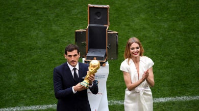 Casillas presenta la copa del mundo antes del arranque del Mundial de Rusia 