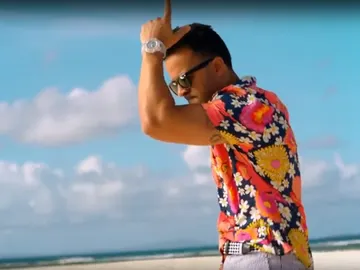 Luis Fonsi estrena 'Calypso' Luis Fonsi estrena 'Calypso'