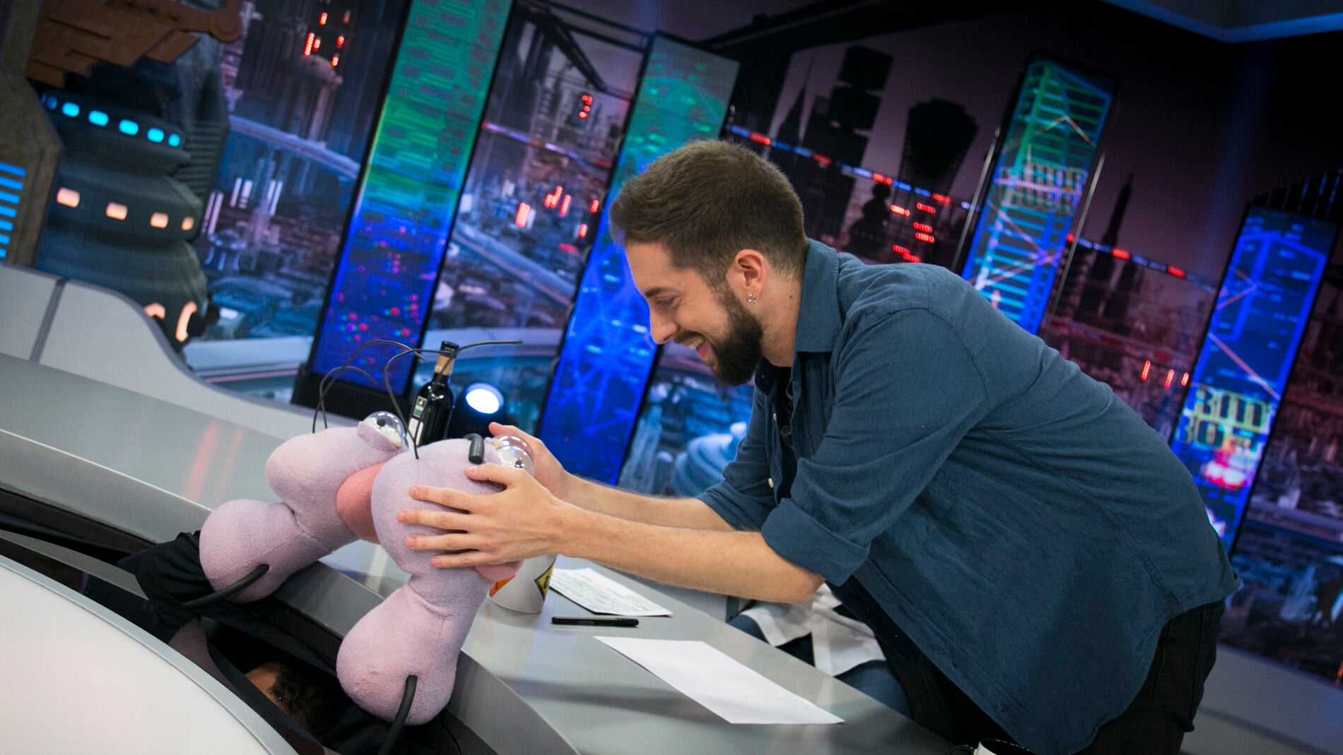 David Broncano se convierte en el nuevo ministro de Cultura en la 'Decisi&oacute;n Cr&iacute;tica' de Trancas y Barrancas en 'El Hormiguero 3.0' 
