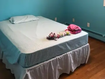 La cama de la pequeña con la ropa contra el acoso La cama de la pequeña con la ropa contra el acoso